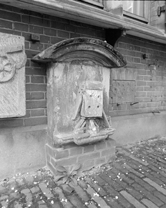 884681 Afbeelding van de gevelsteen 'Het Rode Molentje', afkomstig uit het huis 'De Rode Molen' (Vismarkt 13 )te ...